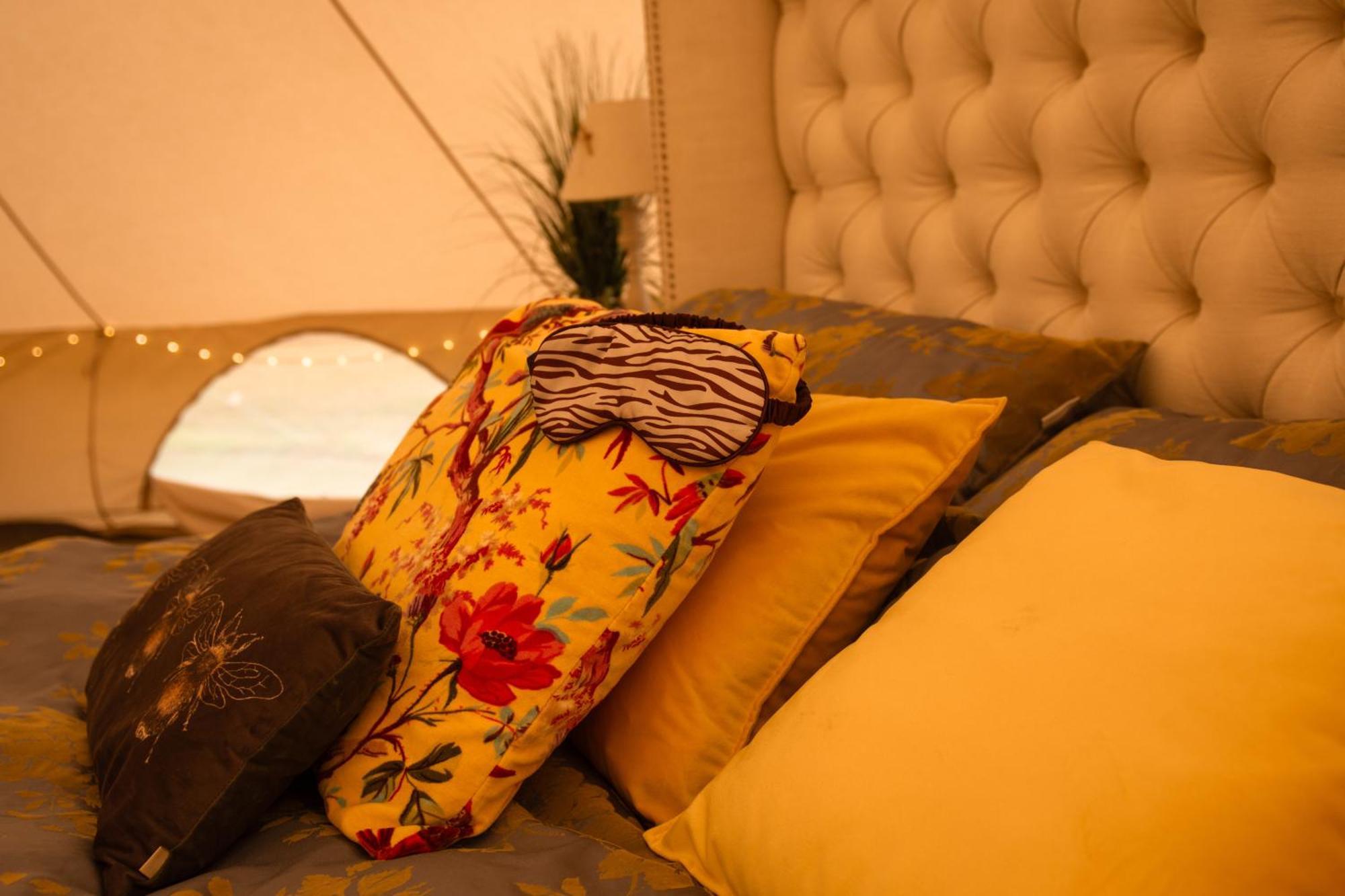 Hotel The Follies Glamping Maidstone Esterno foto